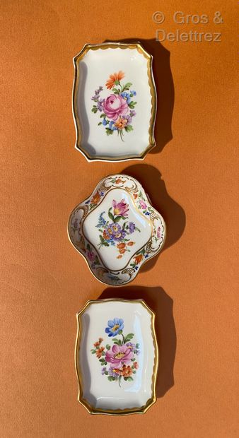 null Dresden



Set of three porcelain ashtrays enamelled with flowers.