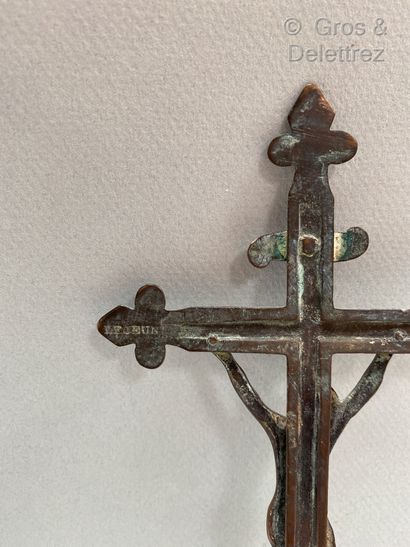 null Bronze crucifix resting on a five-sided base. Stamped on the back LEJEUNE.



height...