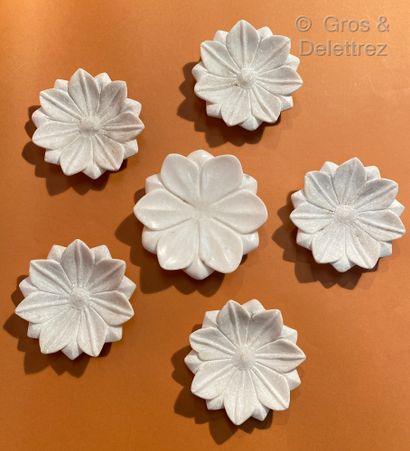 null Set of six ashtrays in marble dust in the shape of flowers.



Diam: 13 and...