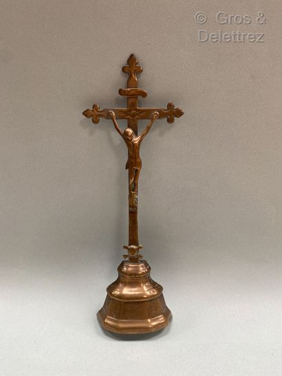 null Bronze crucifix resting on a five-sided base. Stamped on the back LEJEUNE.



height...