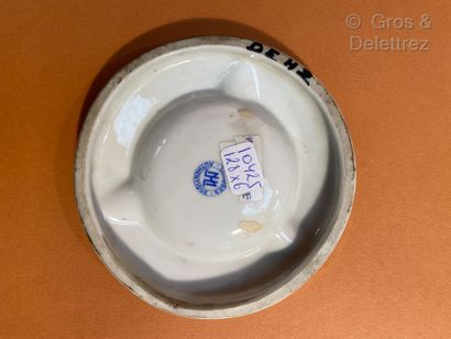 null Limoges



Lot of five porcelain advertising ashtrays with the marks Narcisse...