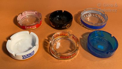 null Lot of twenty-five advertising ashtrays in glass, opaline glass, plastic and...