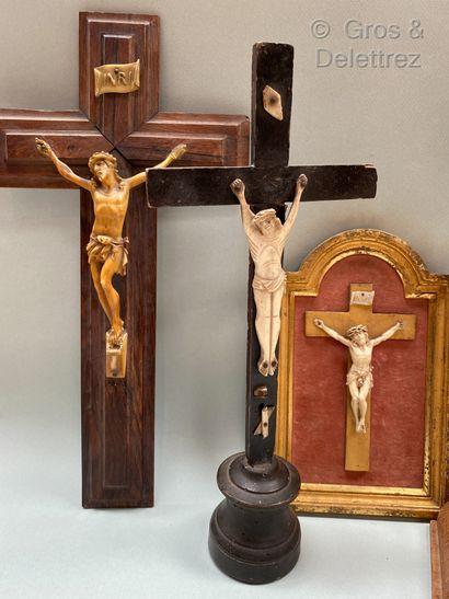 null Lot of five crucifixes, three of which are wall-mounted in bone and ivory-like...