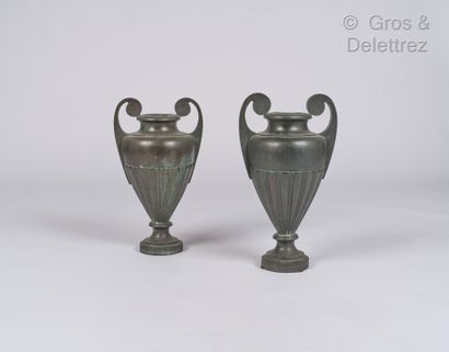 null Travail français

Paire de vases médicis en bronze à patine verte

H : 50 c...