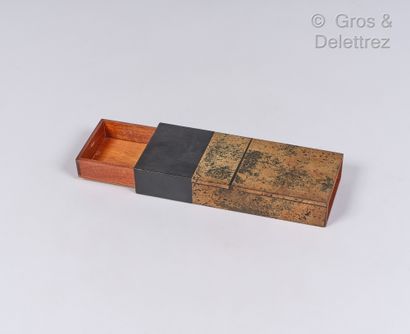 French work

Wooden box covered with cork...