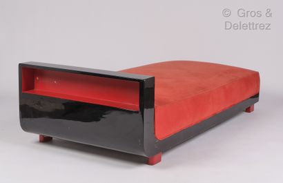 Art Deco work

Bench in black and red lacquered...