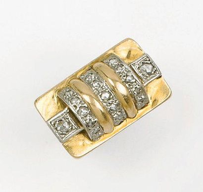 null Bague en platine et or jaune ornée de lignes de diamants taillés en rose. Vers...