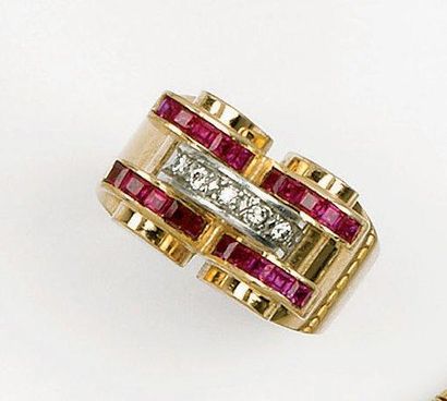 null Bague à pont en platine et or jaune ornée de pierres rouges calibrées et de...