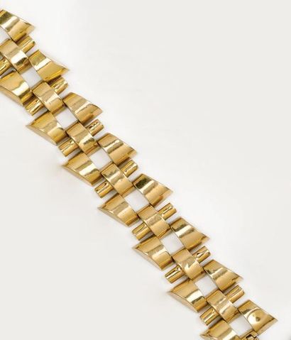 Bracelet articulé en or jaune. Vers 1950....