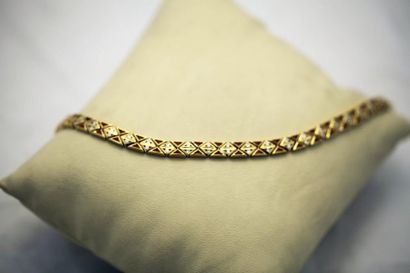 Bracelet articulé en or jaune orné de diamants...