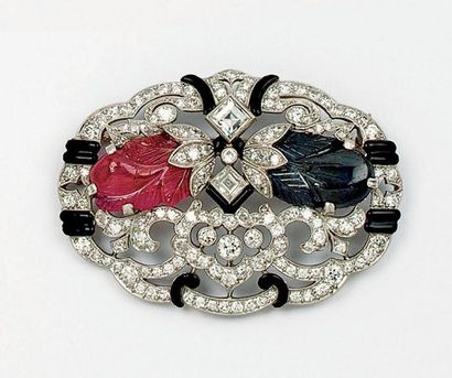 null Broche en or gris et émail noir à décor de motifs floraux entièrement sertie...