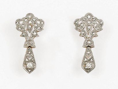 null Paire de pendants d'oreilles en platine et or gris ajouré de motifs floraux...