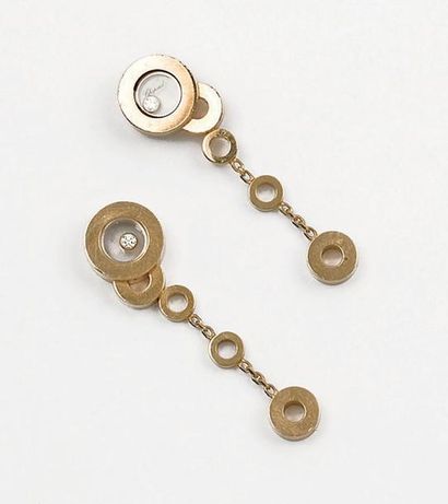 CHOPARD Paire de pendants d'oreilles en or jaune à décor de disque dont un orné d'un...