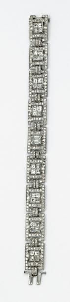 null Bracelet en platine à décor ajouré entièrement serti de diamants de taille ancienne,...