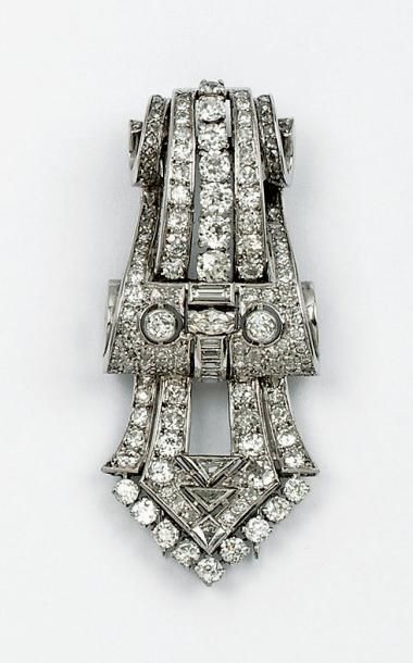 BOUCHERON Broche en platine et or gris entièrement sertie de diamants de taille ancienne,...