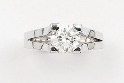 null Bague solitaire en or gris ornée d'un diamant taillé en brillant. Poids du diamant:...