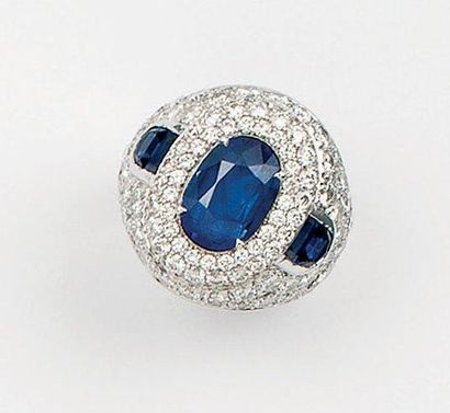 OJ PERRIN Bague jonc en or gris pavée de diamants, ornée d'un saphir ovale bordés...