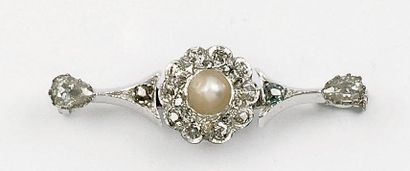  Broche en or gris ornée d'une perle de culture dans un entourage de diamants de...