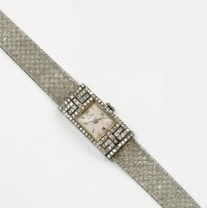 BOUCHERON Bracelet montre de dame en or gris, mouvement mécanique, cadran à motif...