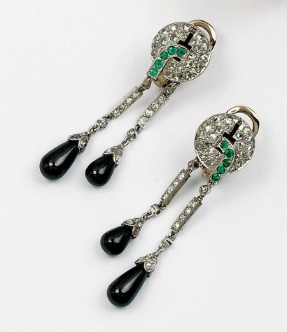 null Paire de pendants d'oreilles en platine et or sertis de diamants taillés en...