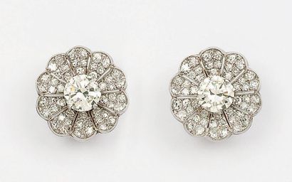 null Paire de clips d'oreilles «Fleur» en platine et or gris 14k pavés de diamants...