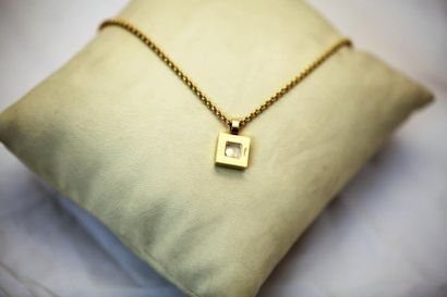 CHOPARD Chaîne et pendentif en or jaune orné d'un diamant mobile. Signé Chopard....