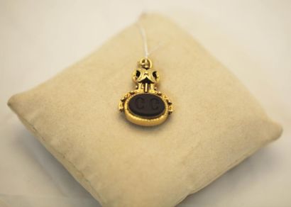 null Pendentif «Cachet» en or jaune orné d'onyx. Vers 1880. Poids 7.3 g.