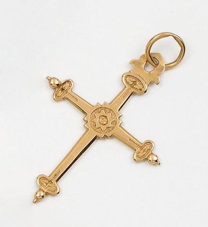 null Pendentif «Croix» en or jaune ciselé. XIXe siècle. Poids 5,2 g.