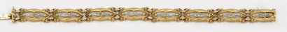 null Bracelet en or jaune et or gris ajouré orné de motifs sertis de diamants taillés...
