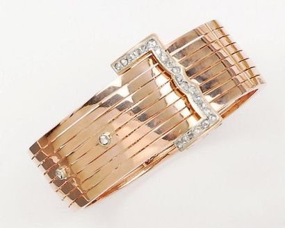 null Bracelet «Ceinture» ouvrant en or rose orné d'un motif «Boucle» serti de diamants...