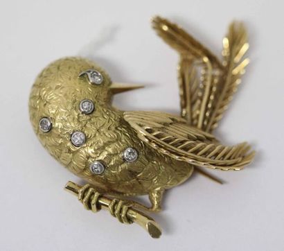 null Broche "Oiseau" en or jaune ciselé ornée de 6 diamants taillés en brillant....