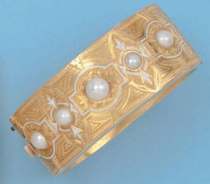 null Bracelet jonc ouvrant en or jaune 14k ciselé émaillé blanc orné de 5 perles....