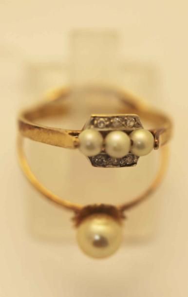 null Lot de deux bagues en or jaune ornées de perles et diamants. P. 3,4 g.