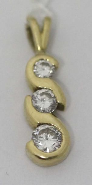 null Pendentif en or jaune orné de trois diamants taillés en brillant. P. 2,2 g.