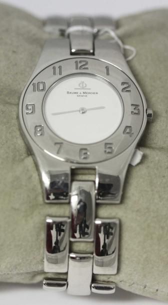 BAUME ET MERCIER Bracelet montre en acier, cadran blanc, mouvement à quartz, bracelet...