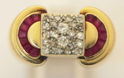 null Bague en or jaune ornée d'un pavage de diamants taillés en brillant épaulé de...