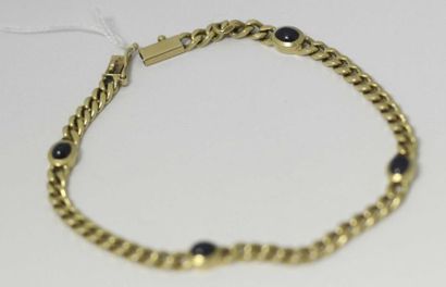 null Bracelet en or jaune orné de saphirs cabochon. P. 12,2 g.
