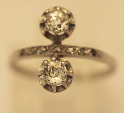 null Bague "Toi et Moi" en or gris ornée de deux diamants taillés en brillant bordés...