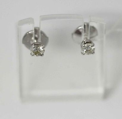 null Paire de boutons d'oreilles en or gris ornés chacun d'un diamant taillé en brillant....