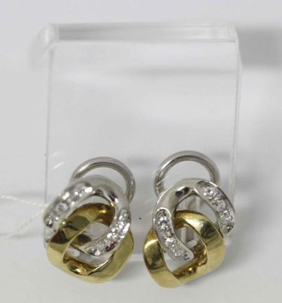 null Une paire de boucles d'oreilles en or de deux couleurs serties de diamants....