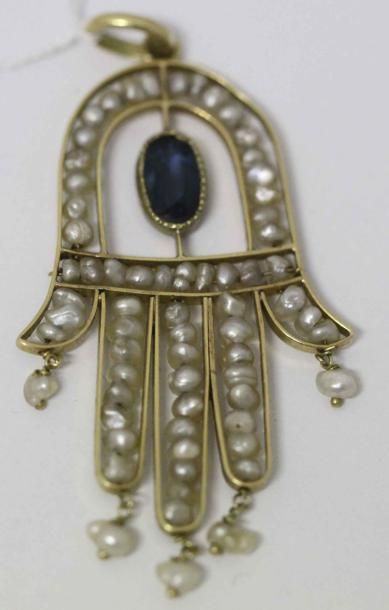 null Pendentif "Main de Fatma" en or jaune orné de perles et d'un saphir. P. 4,8...