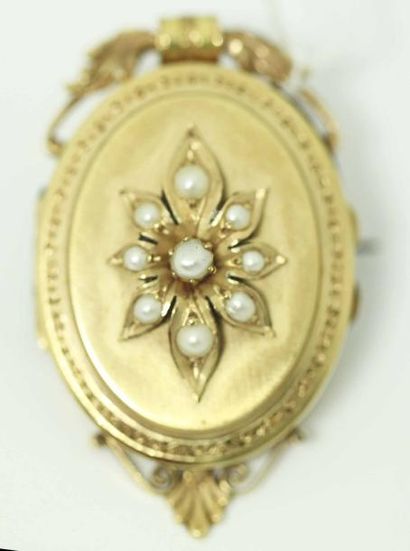 null Broche porte-photo en or jaune ciselé ornée de perles fines. XIX° siècle. P.14,2...