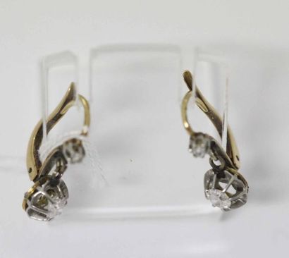 null Paire de pendants d'oreilles en or jaune et or gris ornés chacun d'un diamant...