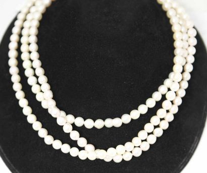 null Sautoir de perles de culture japonaise AKOIA, fermoir en métal. Diamètre: 7...