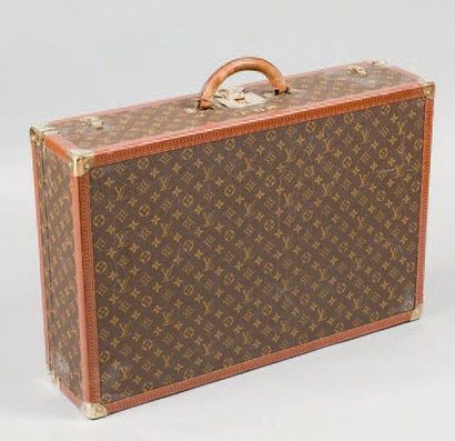 Louis VUITTON avenue Marceau n°905508 Valise «Bisten» en toile monogram, bordures...