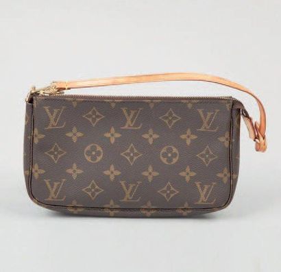 Louis VUITTON Pochette accessoires en toile monogram, fermeture éclair, anse cui...