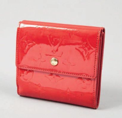 Louis VUITTON Porte-monnaies, portefeuilles, porte-cartes en cuir vernis rouge monogrammé,...