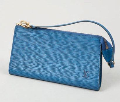 Louis VUITTON Pochette accessoires en cuir épi bleu, fermeture éclair, poignée amovible...