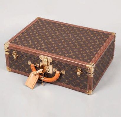 Louis VUITTON avenue Marceau n°952164 Valise «Alzer» en toile monogram, bordures...