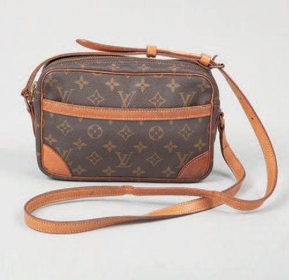 Louis VUITTON Sac «Trocadéro» en toile monogram et cuir naturel, fermeture éclair,...